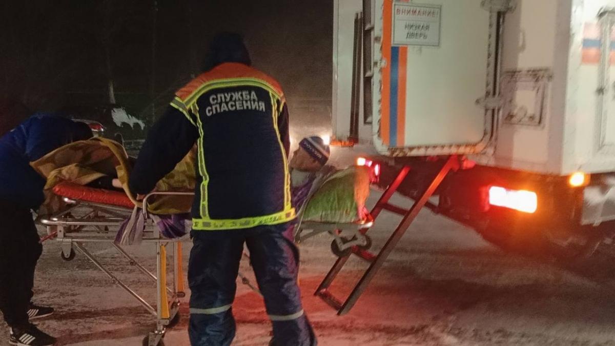 Под Саратовом скорая помощь с двумя пациентами застряла в сугробе