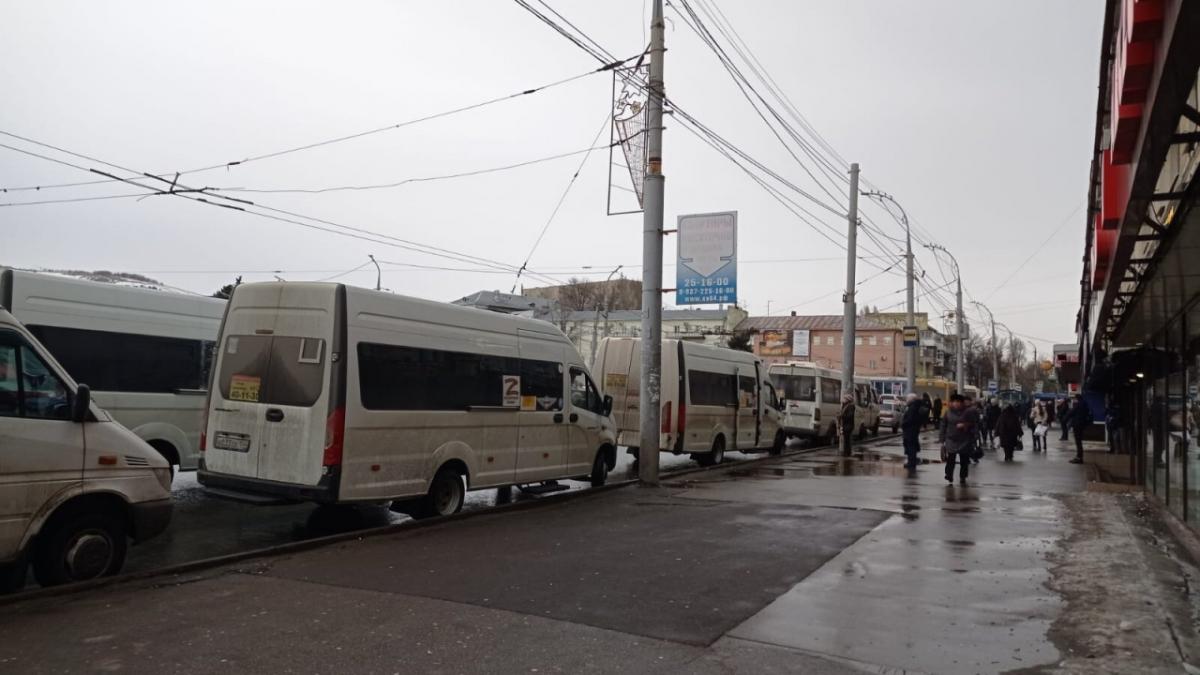 Саратовцы пожаловались на грязь в салонах общественного транспорта