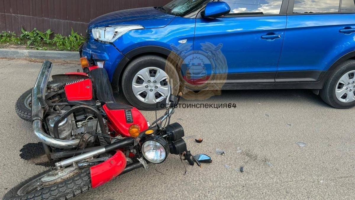 В Саратове мотоциклист врезался в припаркованную иномарку