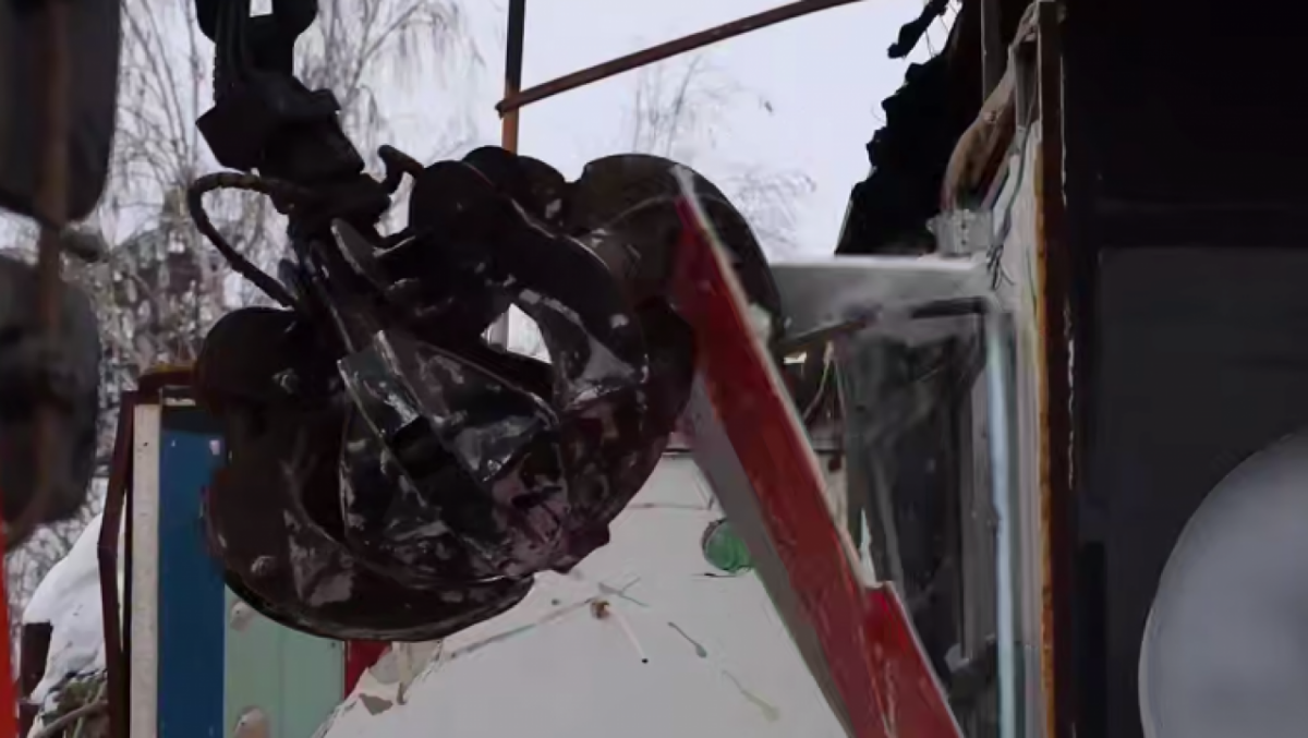 В Саратове на Привокзальной площади по решению суда сносят нелегальные ларьки