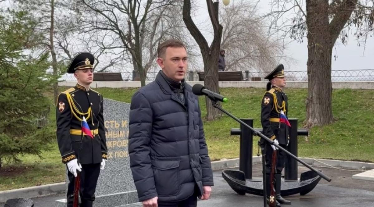 В Энгельсе торжественно открыли памятник военным морякам