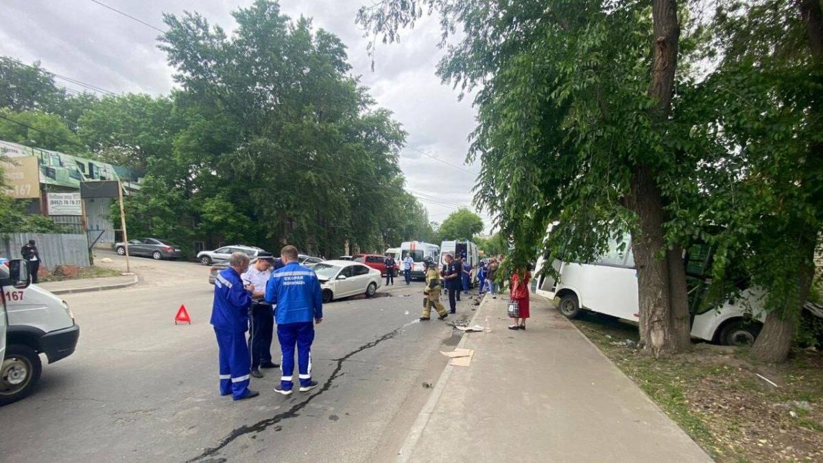 В Саратове маршрутка № 13 попала в аварию на улице Бирюзова