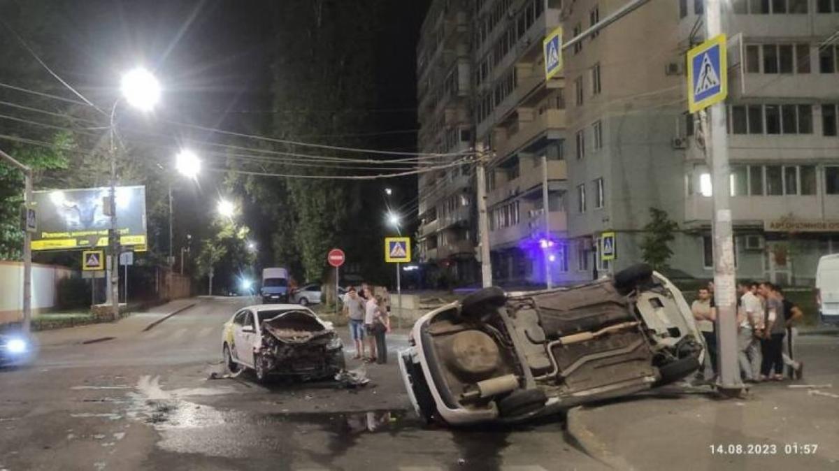 В Саратове 3 человека ранены в ДТП такси и перевернувшейся «Гранты»