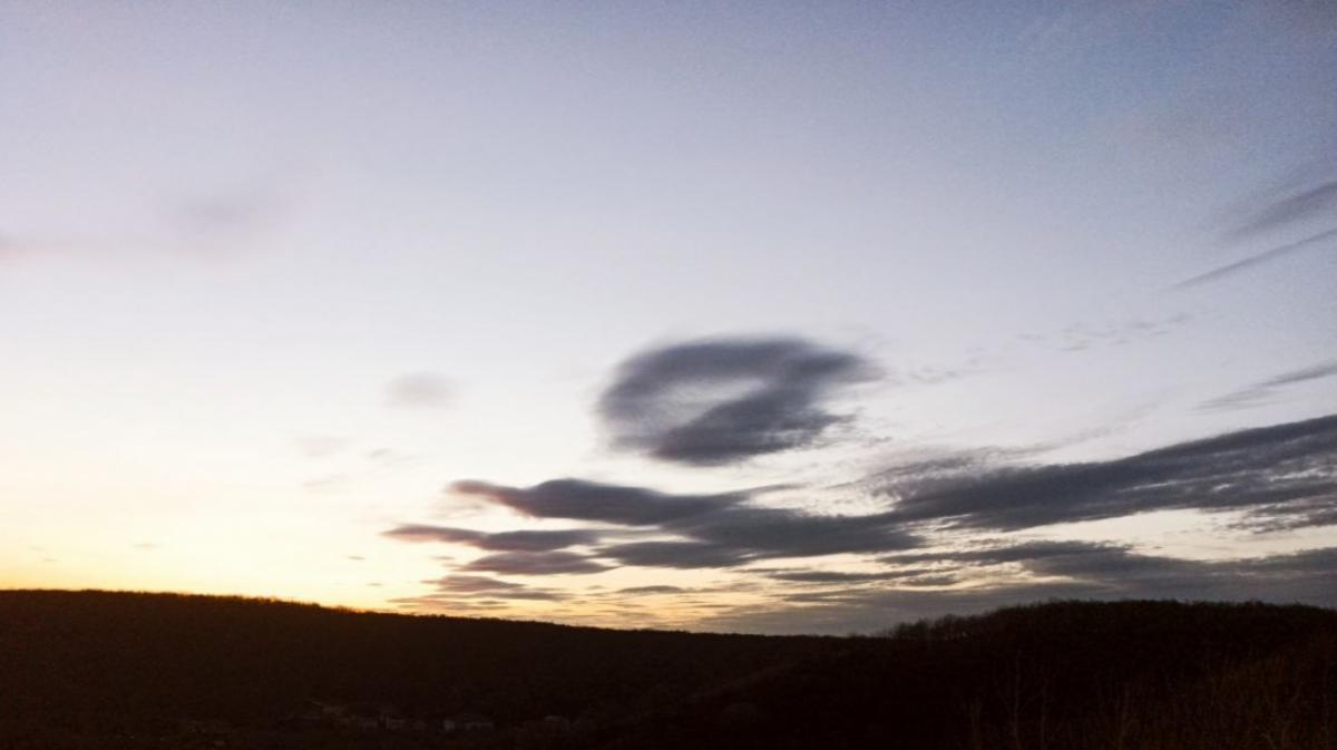 В Саратовской области появилась необычная облачная воронка над Волгой 