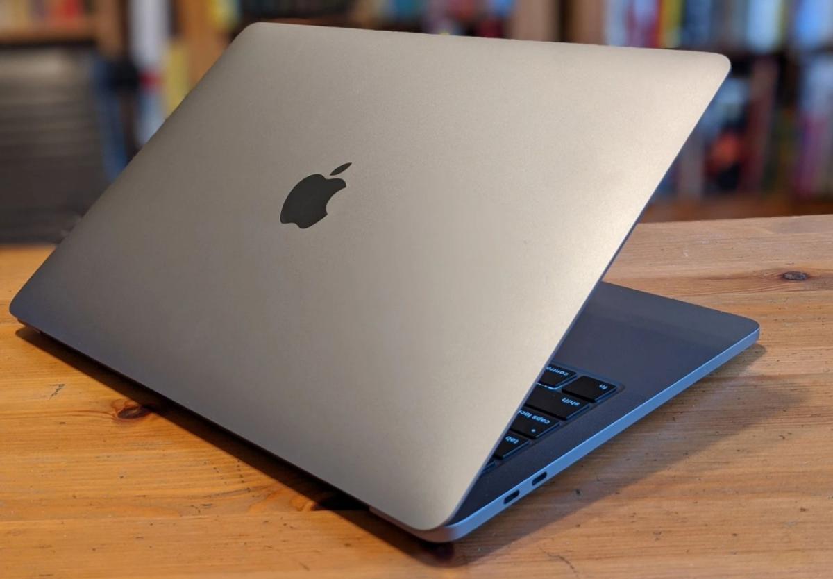 Сравнение моделей MacBook 13 и 13.6