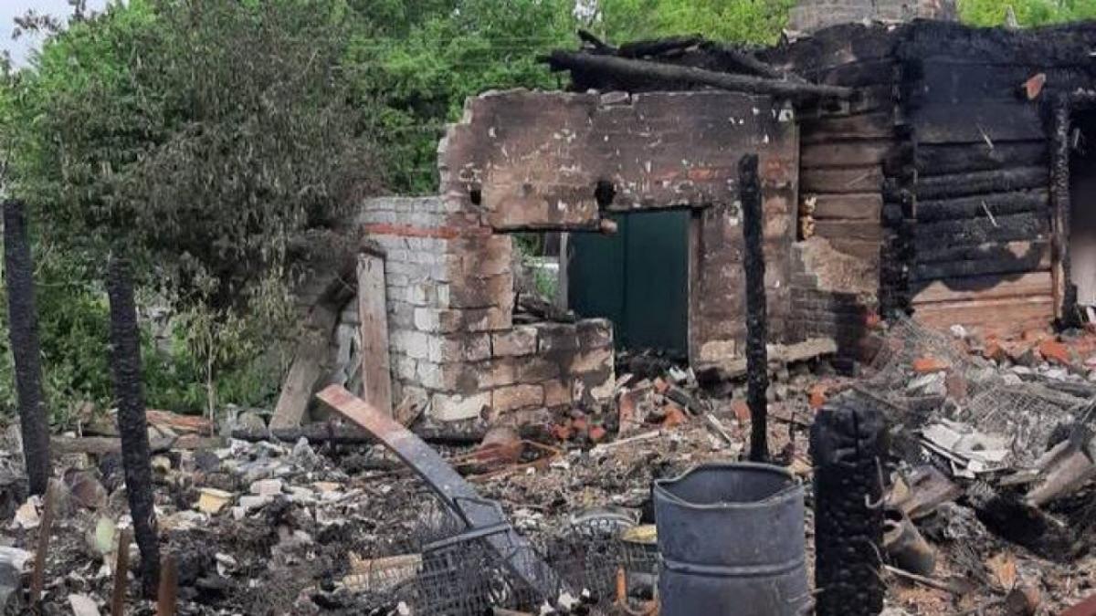 В Саратове от удара молнии сгорели частный дом и сарай 
