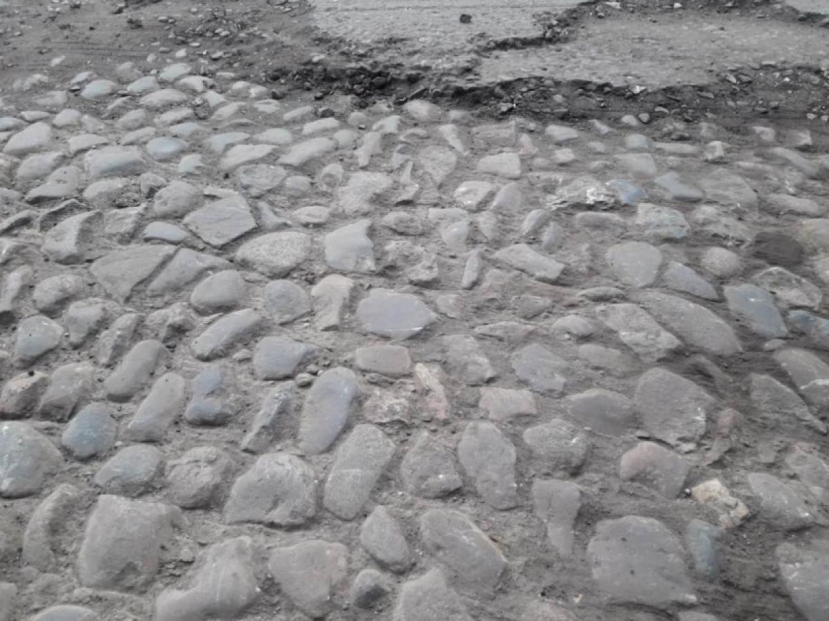 В Саратове дорожники обнаружили фрагменты старинной булыжной мостовой