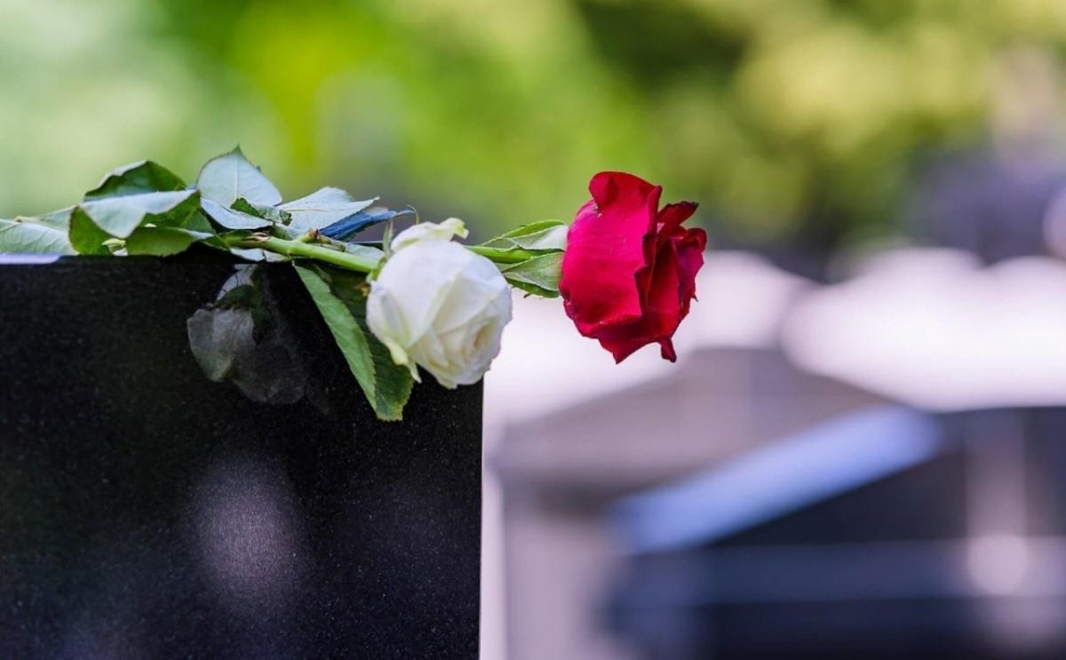 Как выбрать памятник на могилу: советы по материалам и установке 