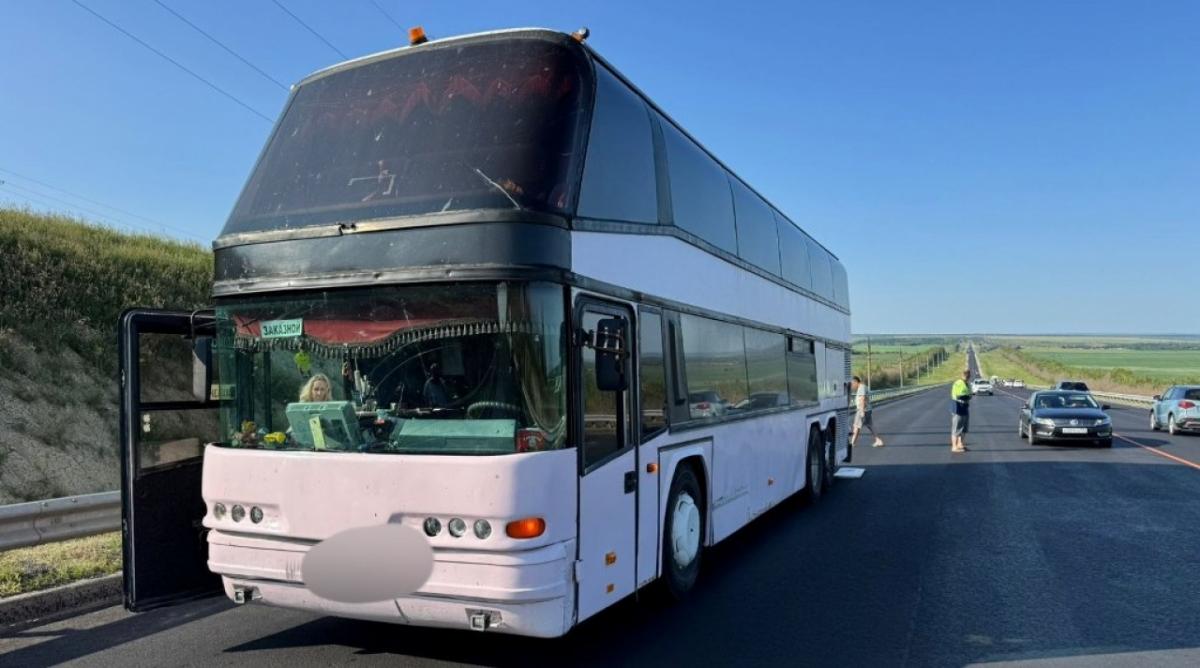 1 погиб и 4 пострадали в ДТП туристического автобуса под Саратовом 