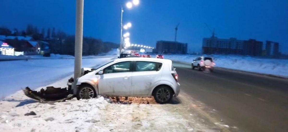 В Саратове женщина на «Шевроле» врезалась в столб