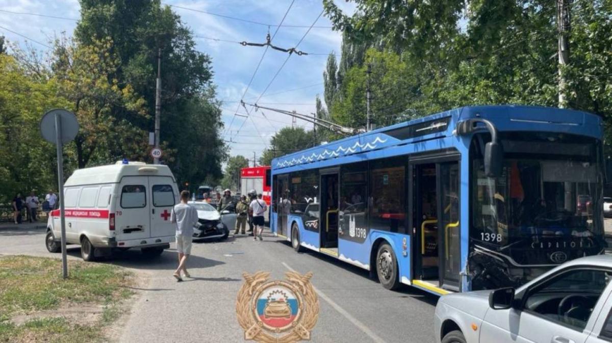 В Саратове троллейбус №3 попал в ДТП с пострадавшим
