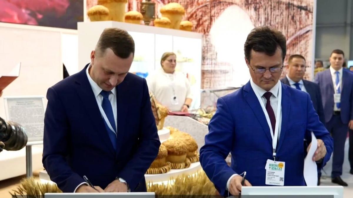 Саратовское правительство подписало ряд соглашений с инвесторами на выставке «Золотая осень-2022» 