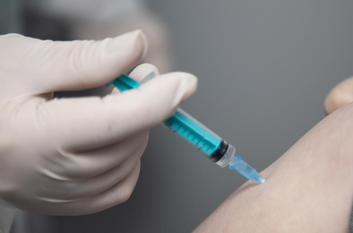 «Нужно, чтобы было, как с оспой»: вирусолог об обязательной вакцинации по всей России