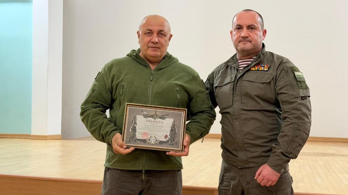 Вячеслав Калинин наградил саратовского ветерана боевых действий 