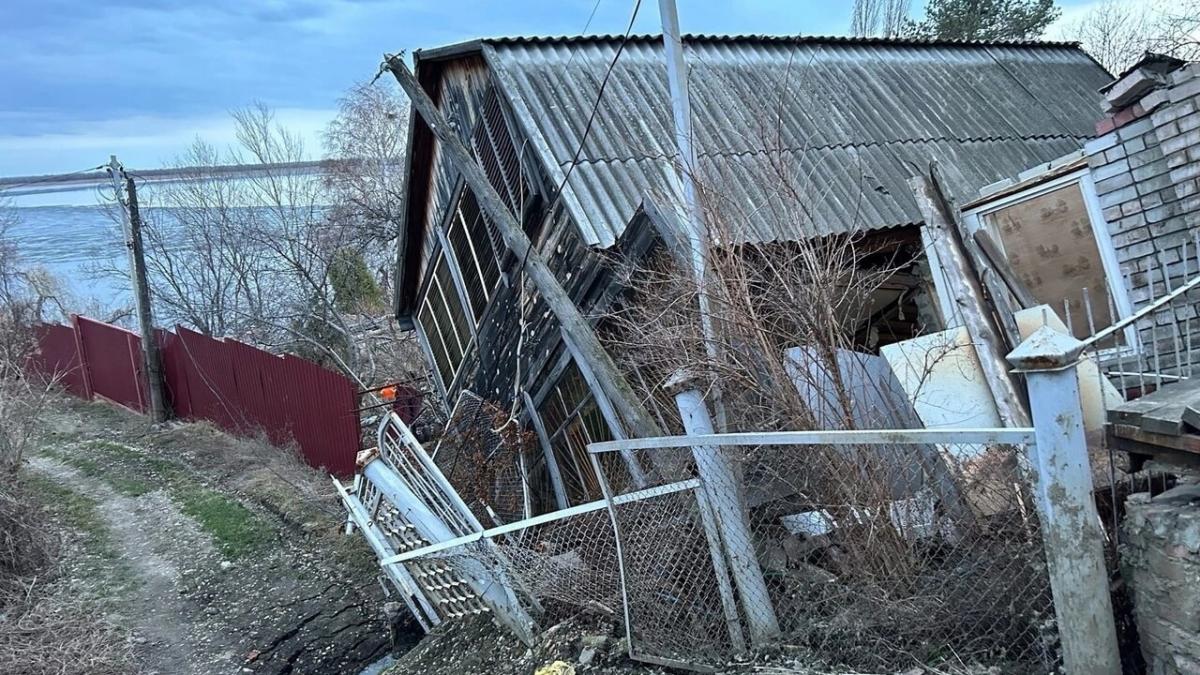 В СНТ под Саратовом оползень стремительно сносит дома дачников