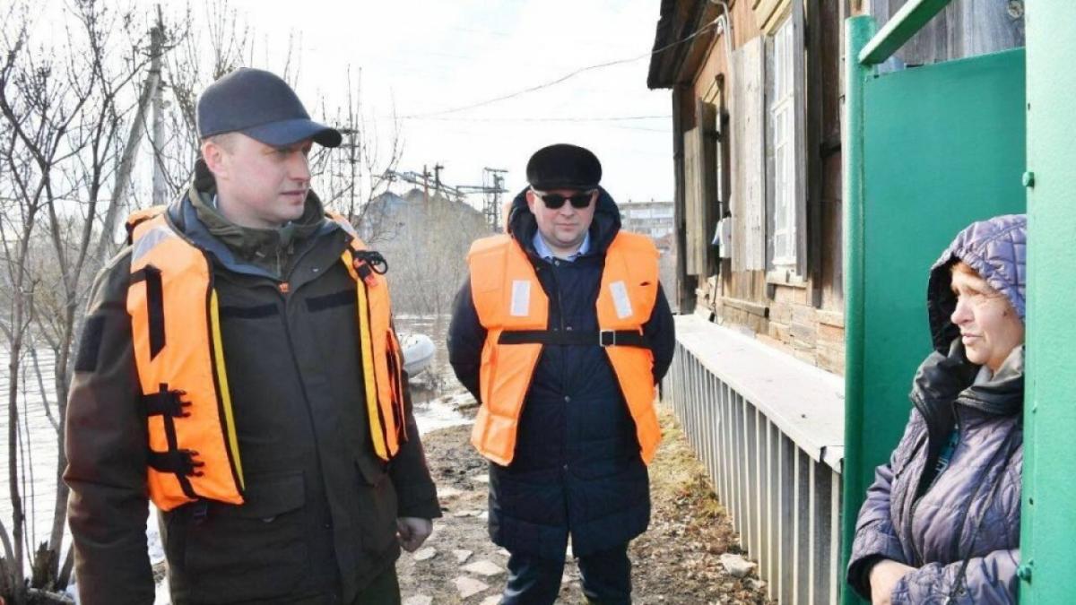 Бусаргин пообещал материальную помощь жителям 35 затопленных домов в Петровске