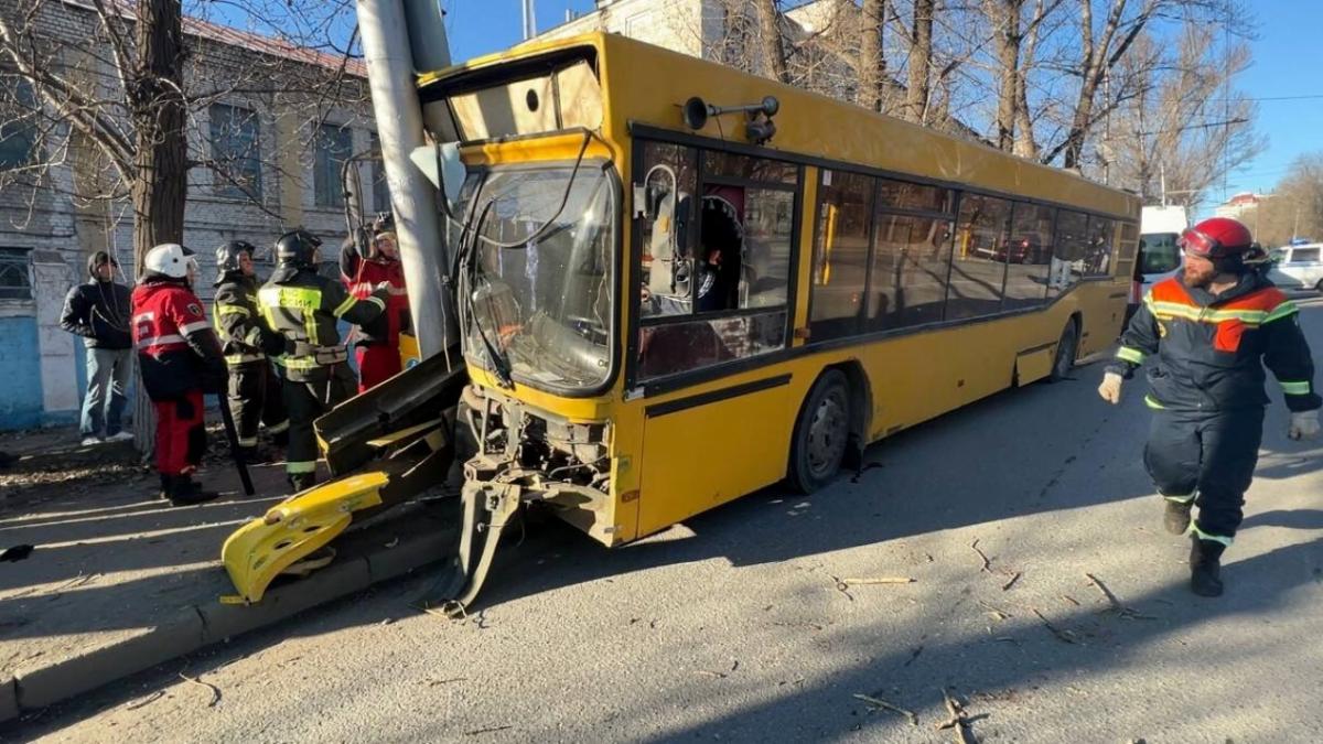 У столкнувшегося в Саратове со столбом автобуса отказали тормоза