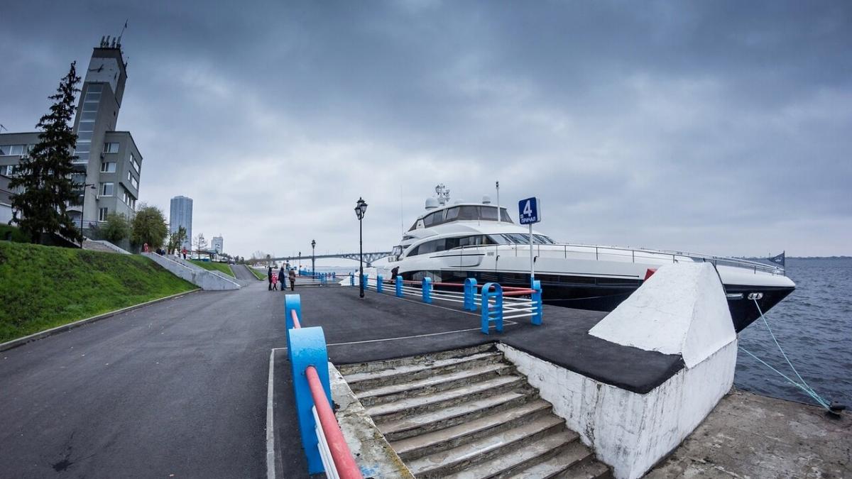 Очевидцы: на набережной Саратова появилась 40-метровая яхта «Абрамовича»