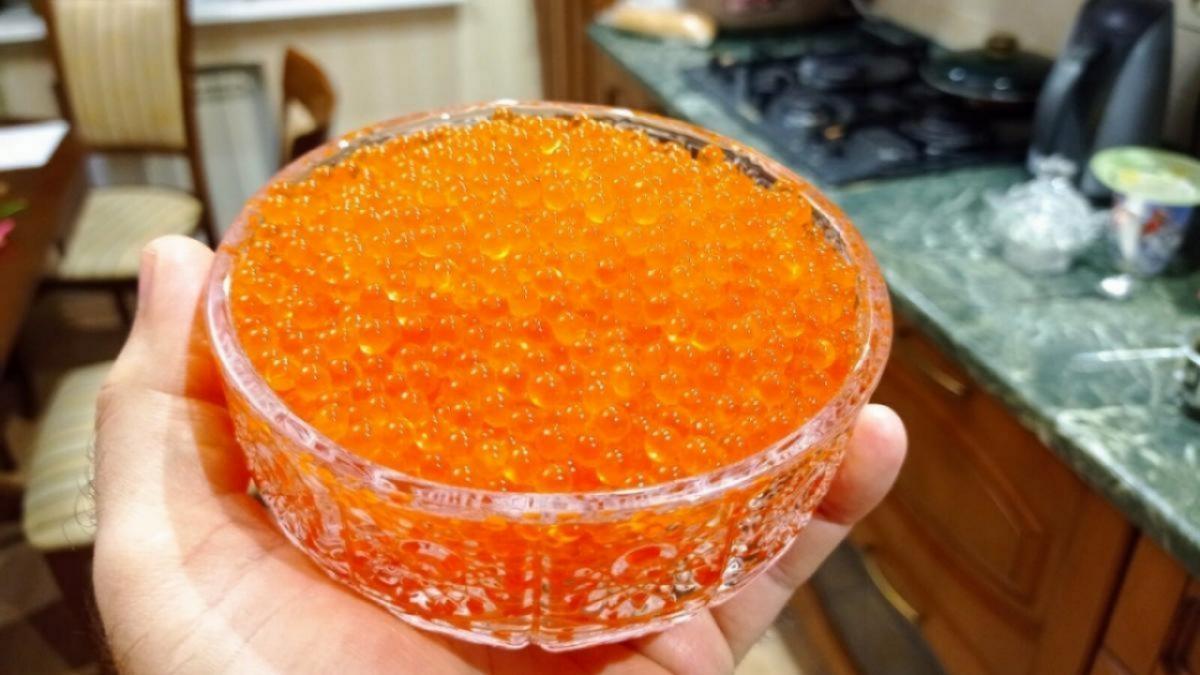 В Саратове пенсионеры выстроились в очередь за икрой и крабами