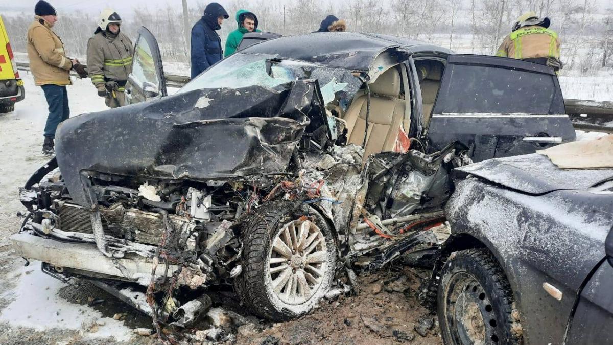 Водители двух иномарок пострадали в ДТП с фурой под Саратовом