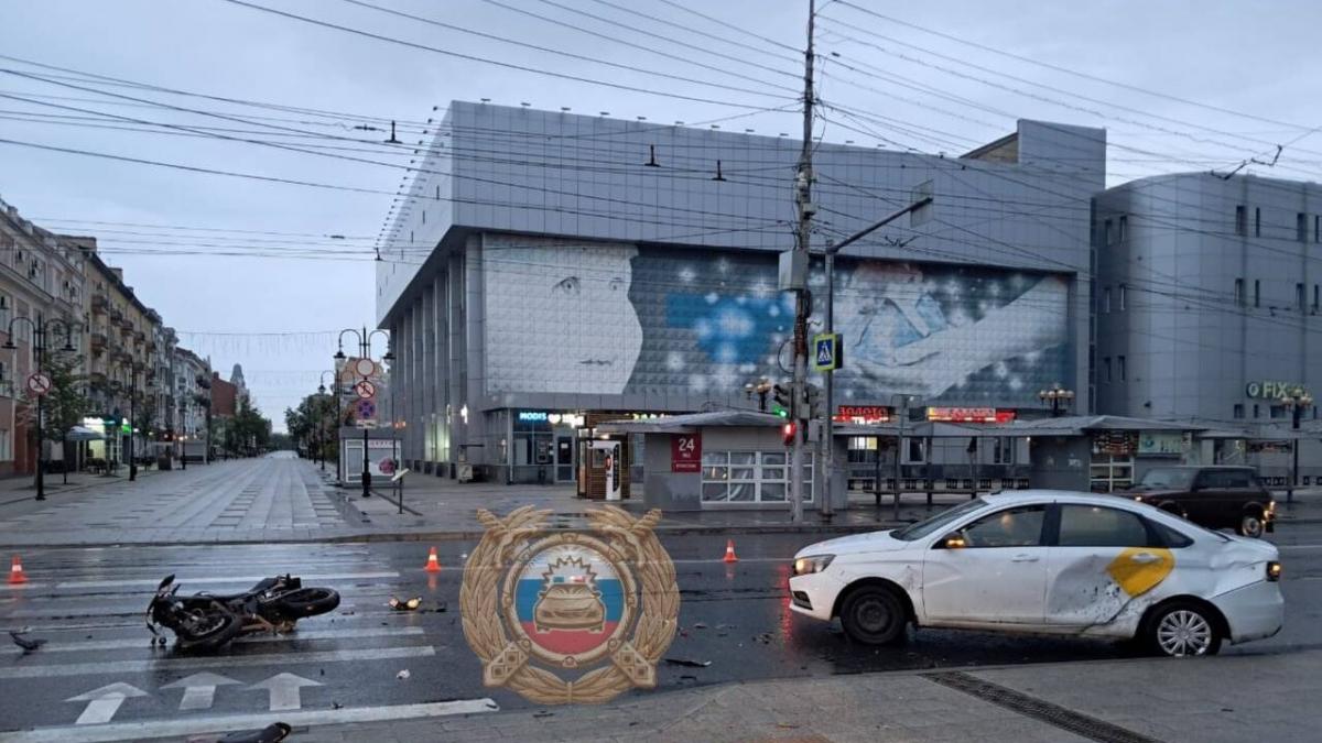 В центре Саратова возникла пробка из-за ДТП «Весты» и мотоцикла