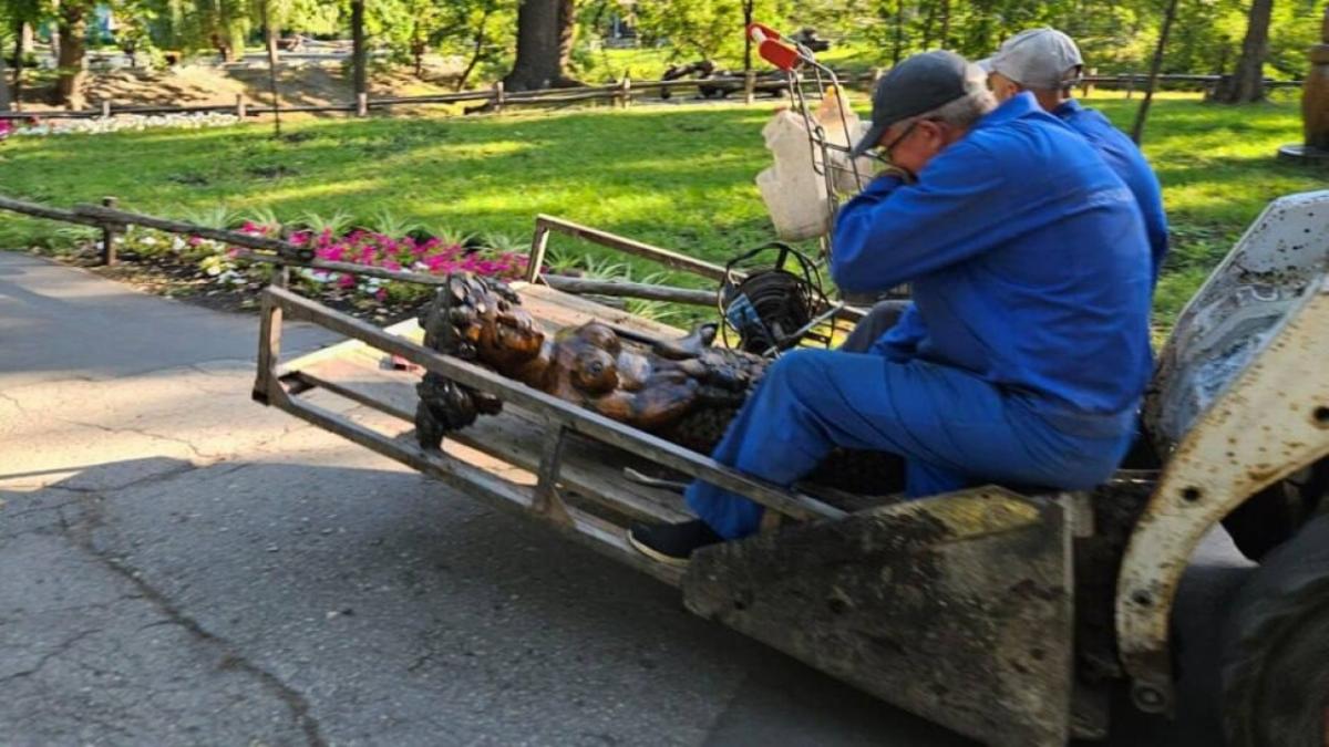 После гибели девочки в горпарке Саратова убрали деревянные скульптуры