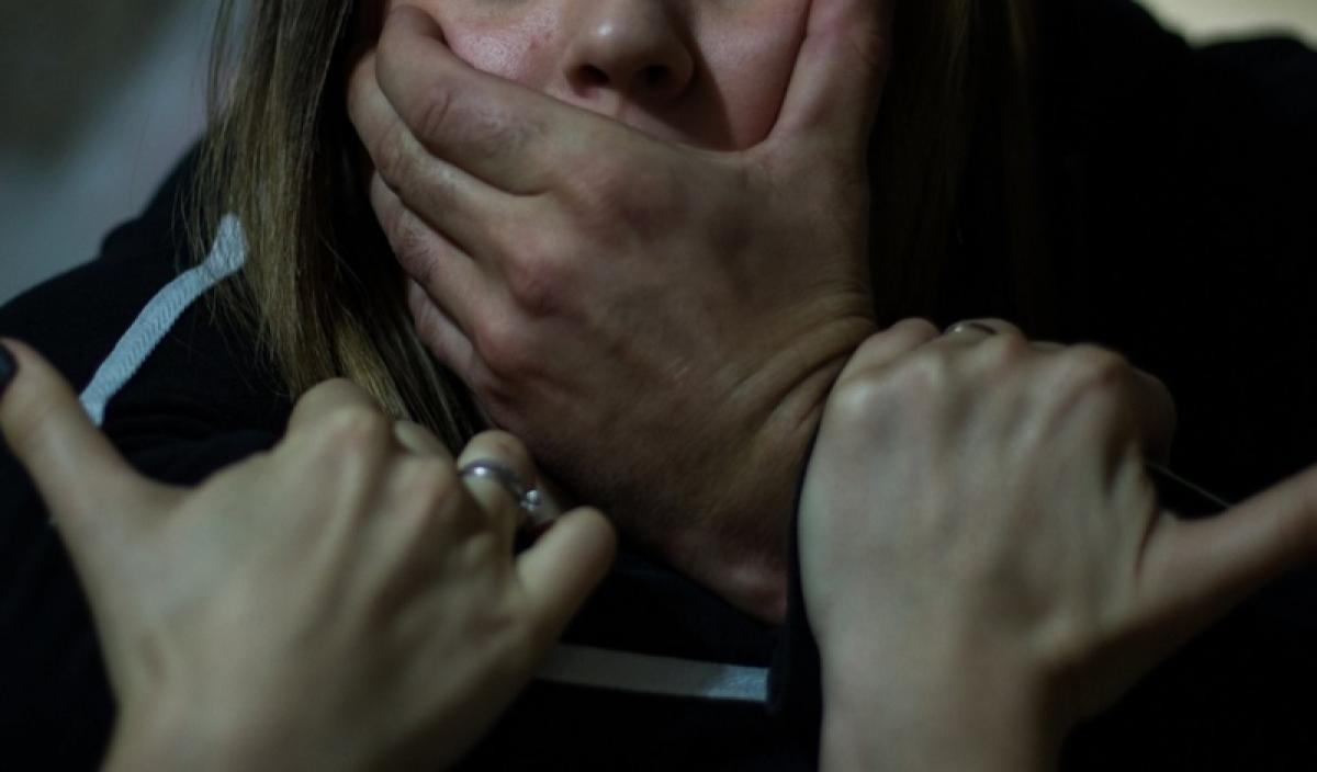 Тренер по кикбоксингу изнасиловал 14-летнюю воспитанницу: ведется поиск злоумышленника 