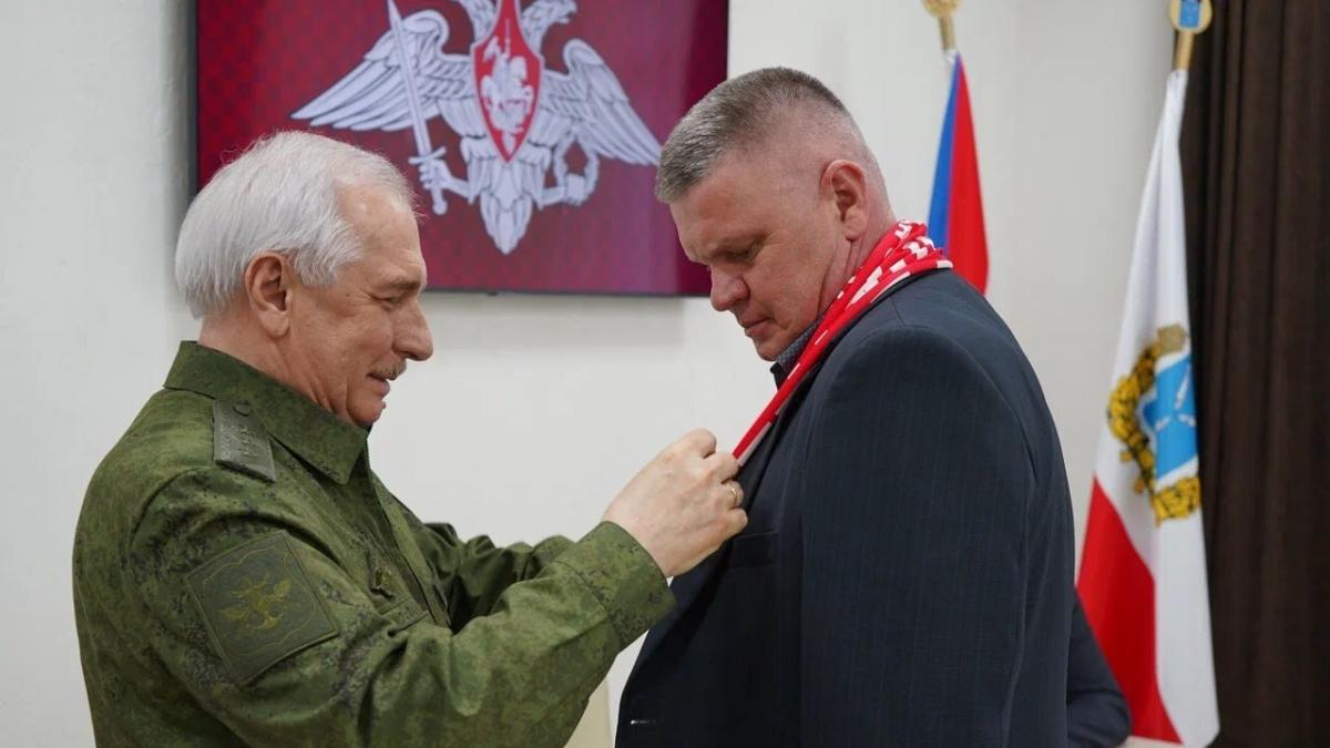 В Саратове замминистра обороны РФ наградил 40 военных и врачей