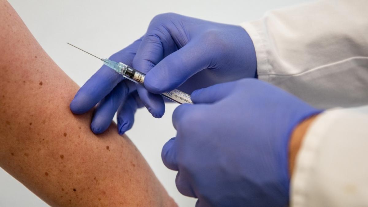 2 тыс. рублей за прививку: в регионах пенсионеров стимулируют вакцинироваться от ковида