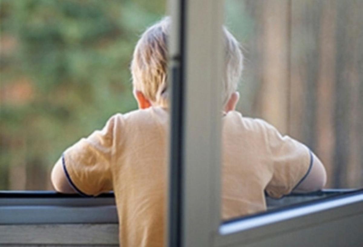 Ребенок, выпавший с балкона энгельсской многоэтажки, находился дома один