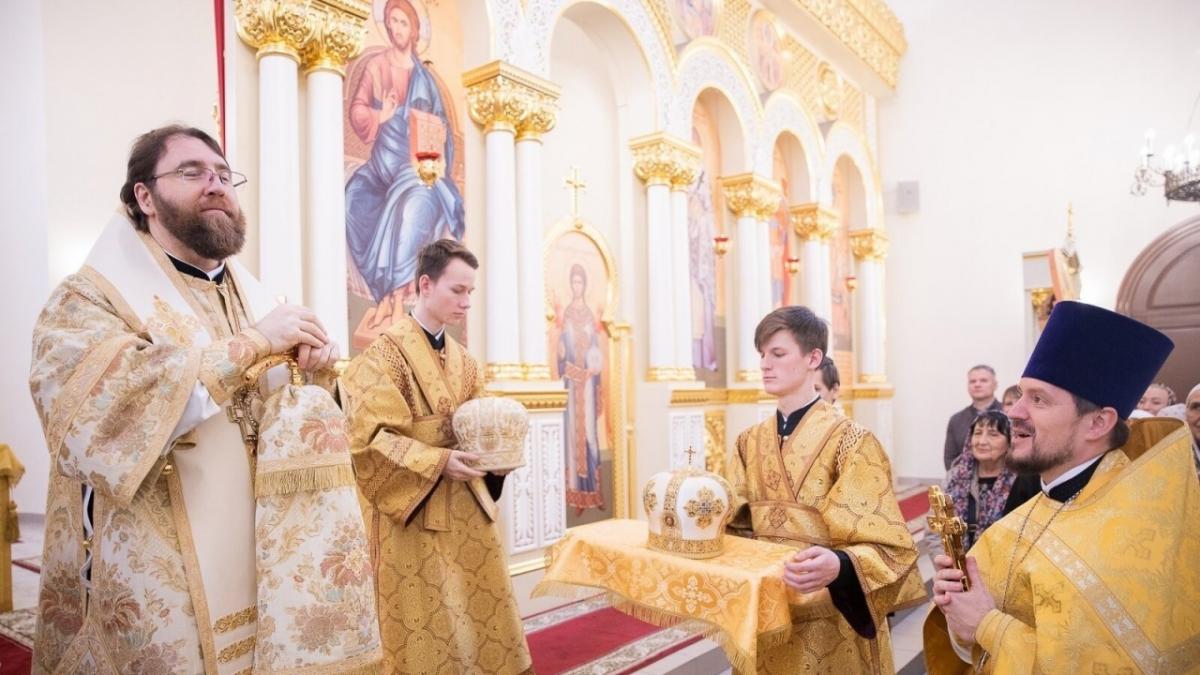 Депутат Калинин помог в проведении праздничной трапезы после литургии