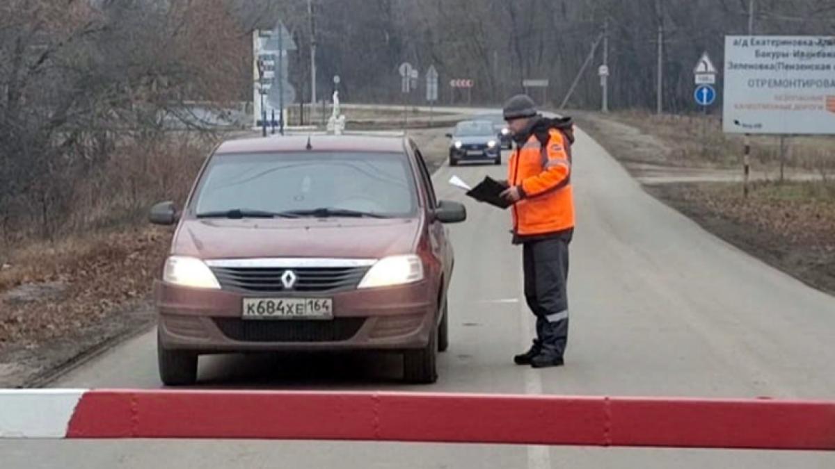 Водителям в Саратовской области напомнили о правилах пересечения железнодорожных переездов