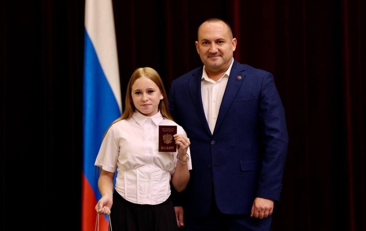 Калинин принял участие в торжественном мероприятии ко Дню флага России