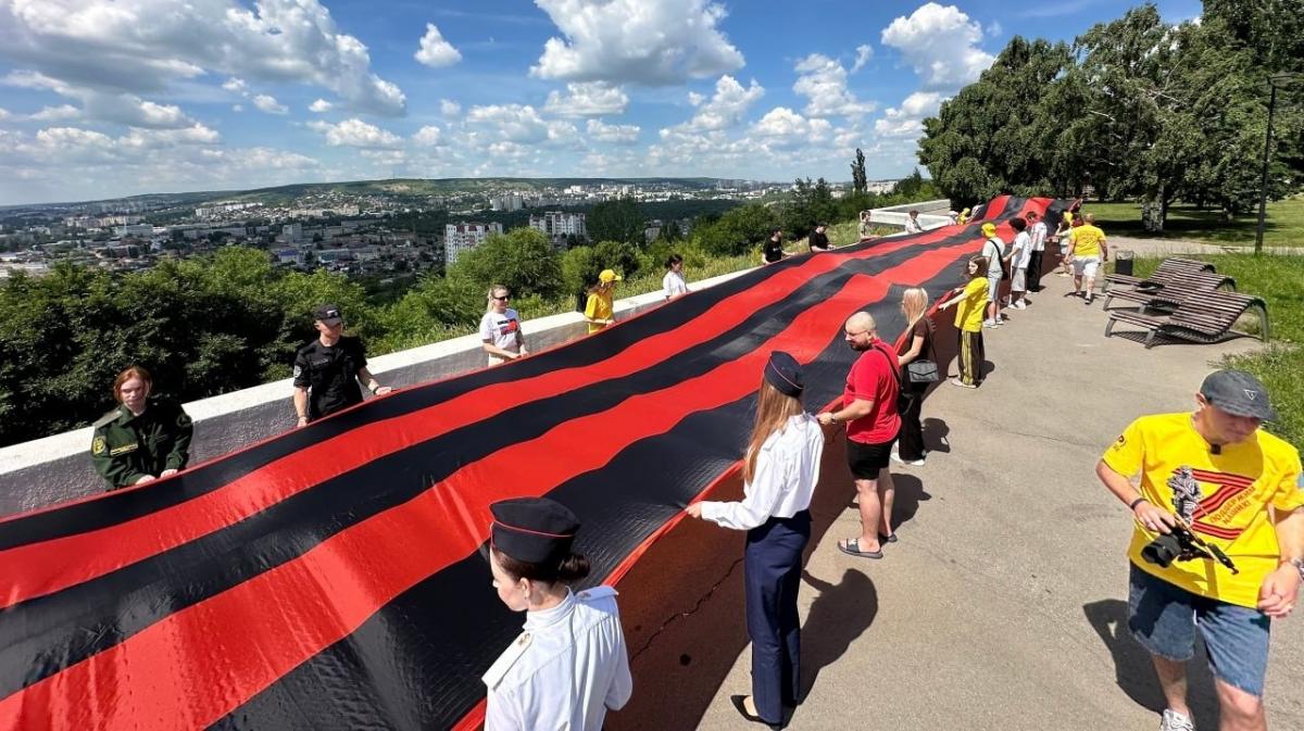В Саратове в честь Дня России развернули 55-метровую Георгиевскую ленту