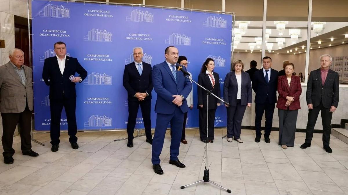 Калинин: в Саратовской областной думе открылась выставка «Время смыслов»