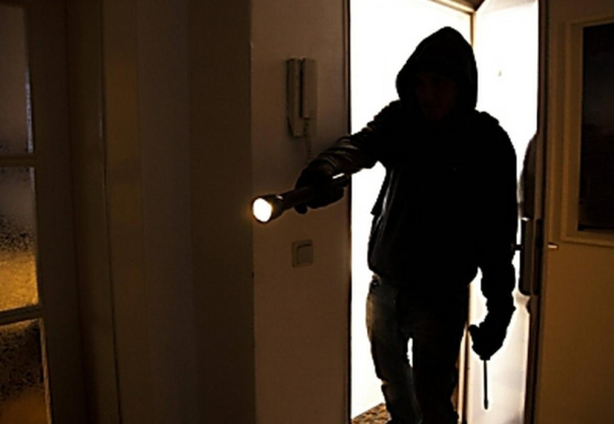 Ворвались в дом с топориком: в Энгельсе незваные гости поочередно насиловали женщину