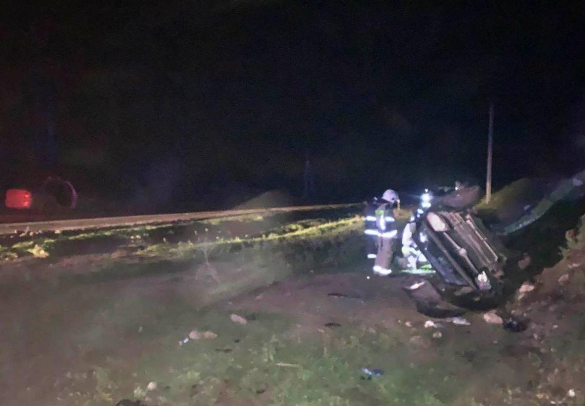 Под Саратовом с трассы вылетел автомобиль «Джили» и перевернулся