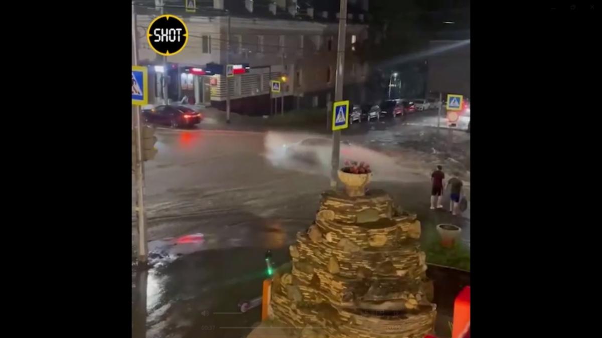 SHOT: потоп и буря обрушились на Саратов вечером 6 июня