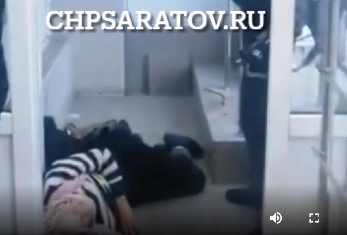 В Саратове сотрудники ГБР «заломали бабушке руку и выпихнули в ледяной коридор» 