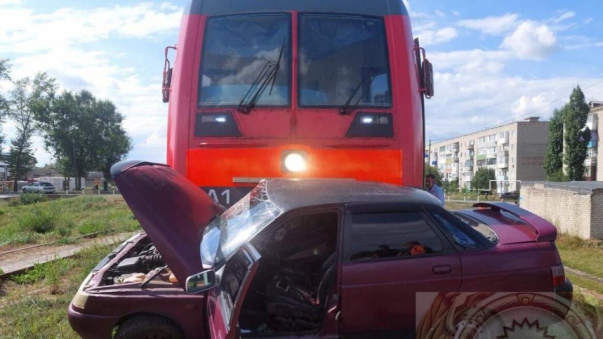 Под Саратовом произошло столкновение локомотива с «Ладой»