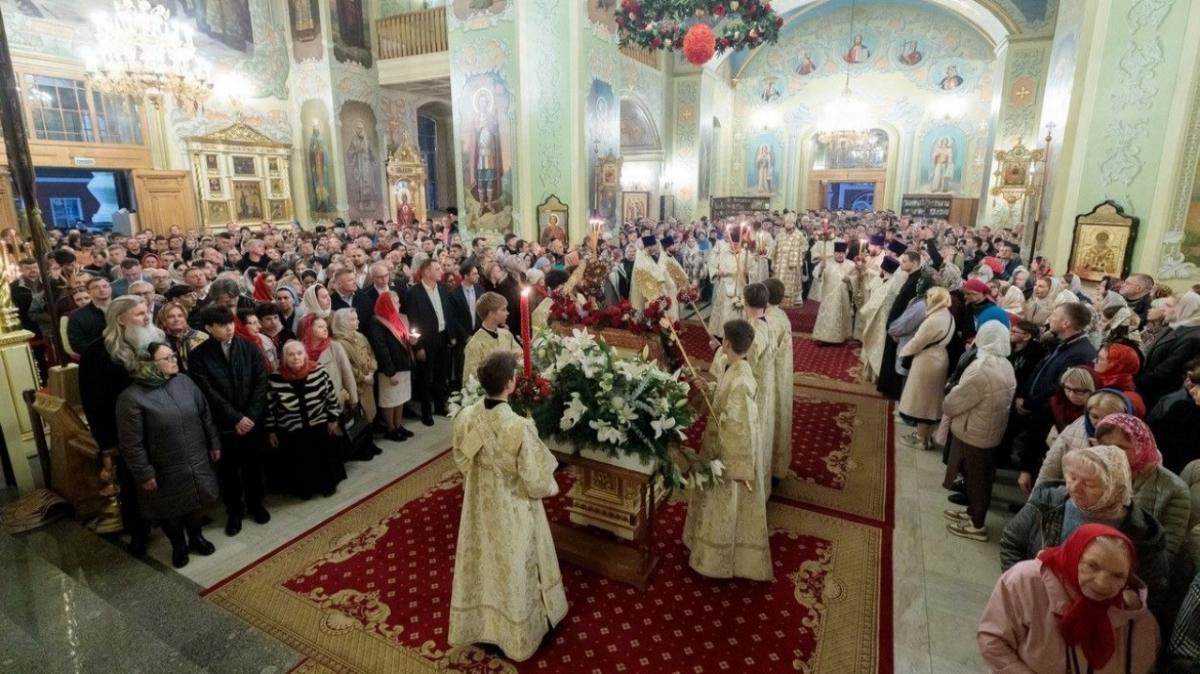 Калинин принял участие в молитве за Пасхальным богослужением в Покровском соборе