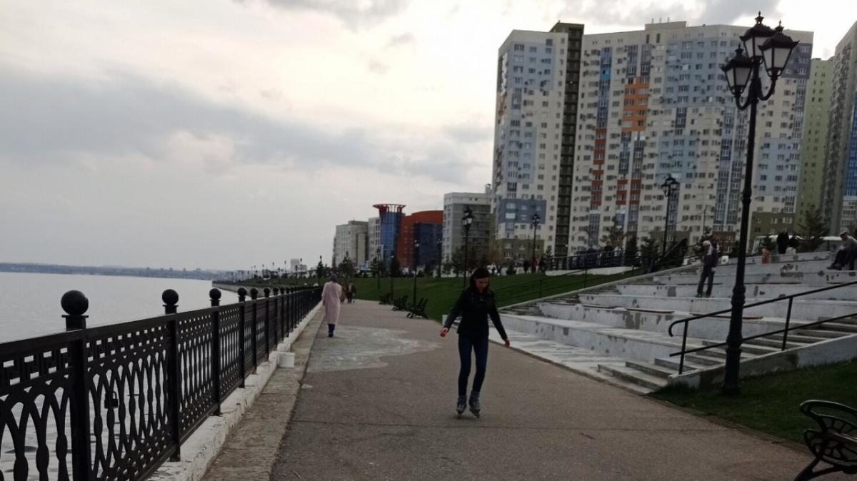 В Саратове Володина возмутило отсутствие перил у лестницы МКД на Волге