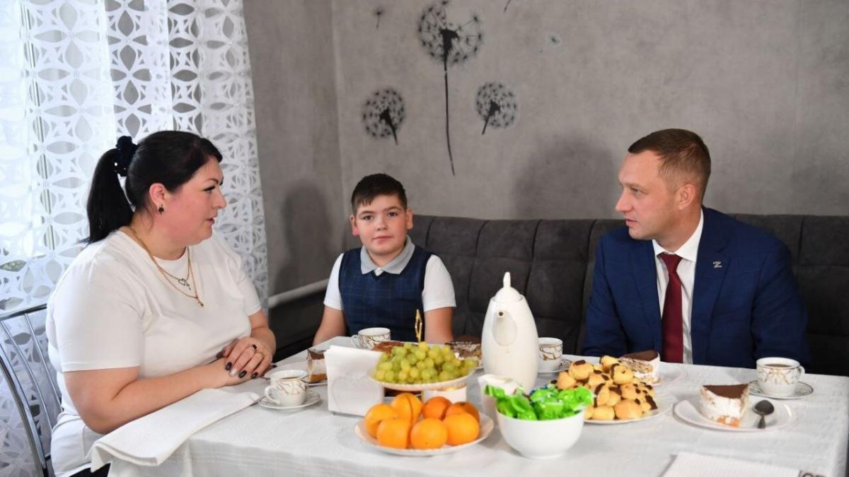 Губернатор Бусаргин навестил в Горном членов семьи участника СВО