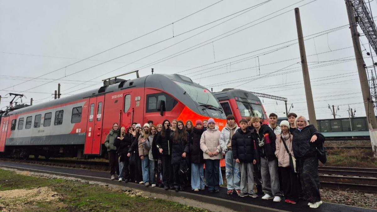 Школьники из Саратова побывали на экскурсии в моторвагонном депо Анисовка 