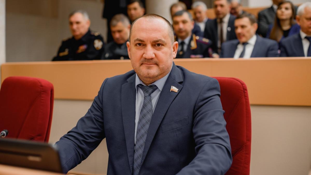 Депутат Калинин поздравил саратовцев с Последним звонком