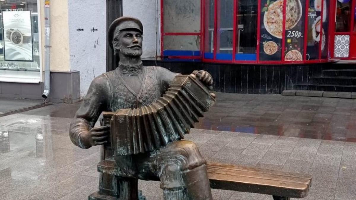 Победитель «Поля чудес» сыграл саратовским депутатам на гармошке 