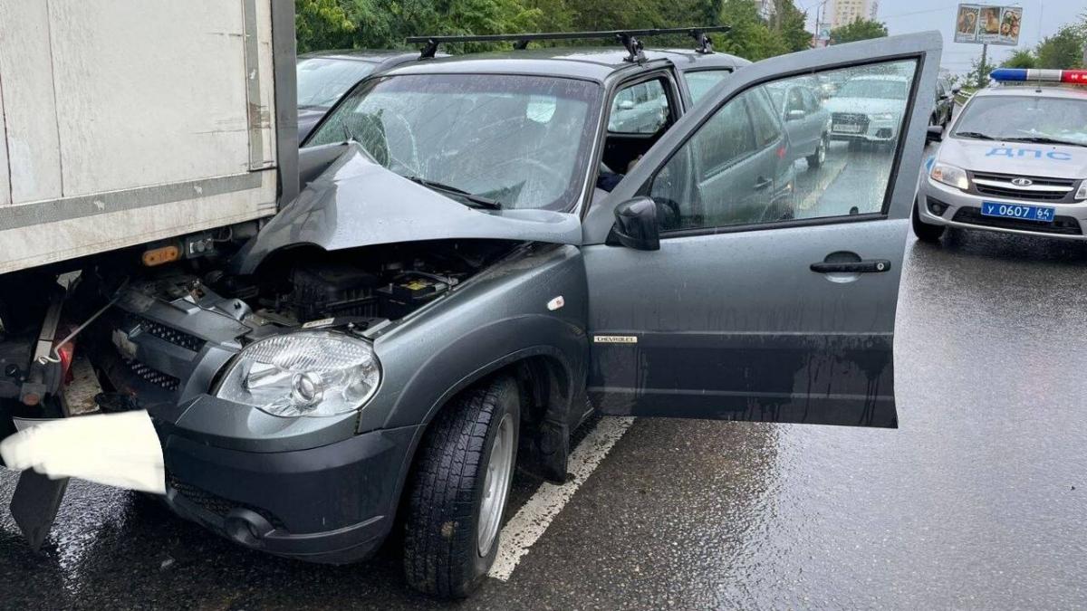 В Саратове водитель «Нивы» умер за рулем и врезался в фуру на Тархова