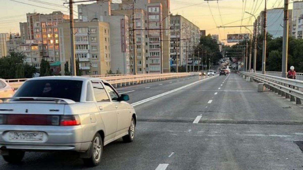 Саратов поплыл: на мосту через Глебучев овраг наблюдается потоп