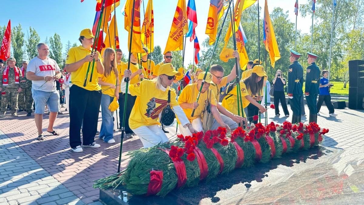 В Саратове активисты СР участвовали в мероприятиях ко Дню Государственного флага