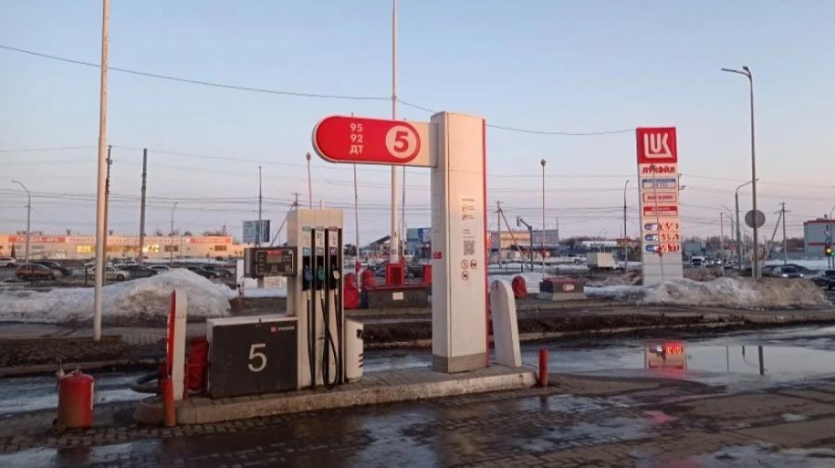 До 47 копеек за литр: в Саратовской области в марте снова резко подорожал бензин